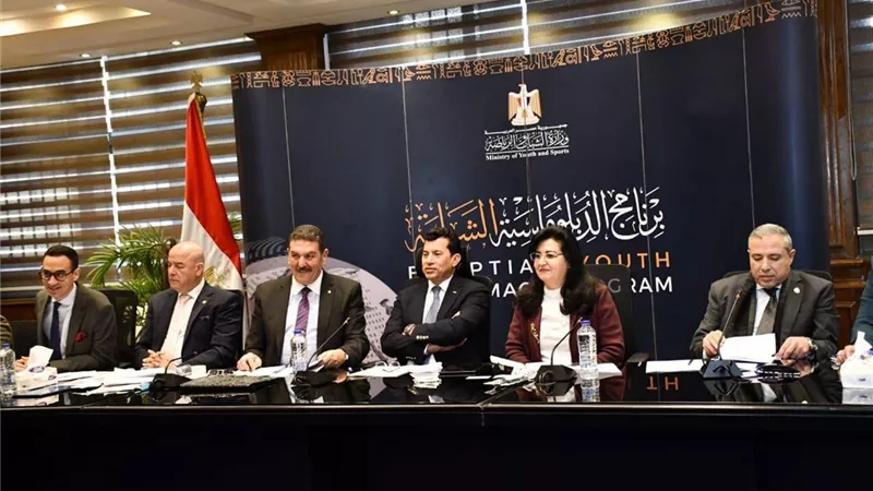 وزير الشباب والرياضة يشهد جانبًا من مقابلات الالتحاق ببرنامج الدبلوماسية 