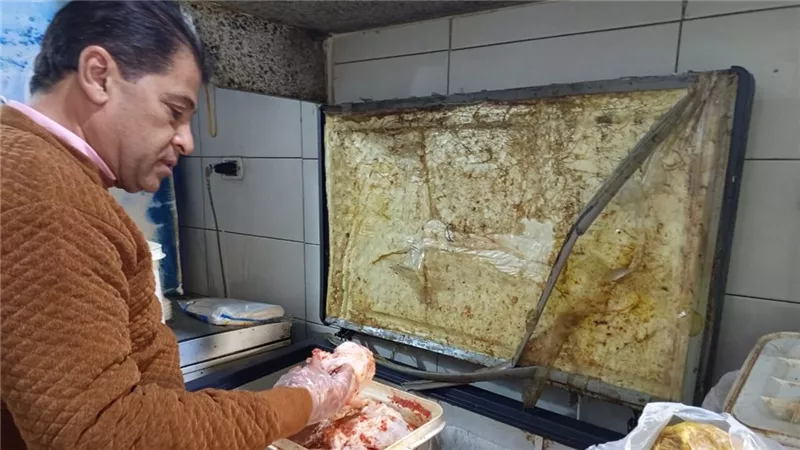 كارثة غذائية بموائد المواطنين.. إعدام 31 كيلو لحوم فاسدة داخل مطعم بالأقصر