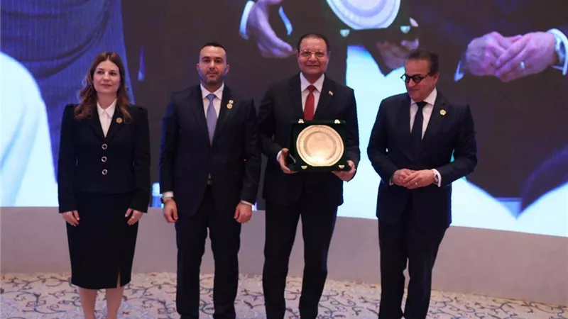  الصحة: العرب يسلّم الدكتور أحمد طه جائزة الطبيب العربي لعام 2025 