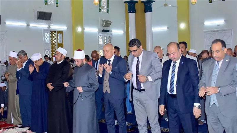 مواطن يهدي مصحفًا لوزير الأوقاف خلال صلاة الجمعة بالأقصر 