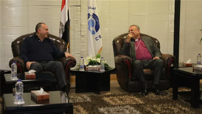 محافظ أسيوط يلتقي رئيس الطائفة الإنجيلية بمصر لبحث عدد من المشروعات التنموية 