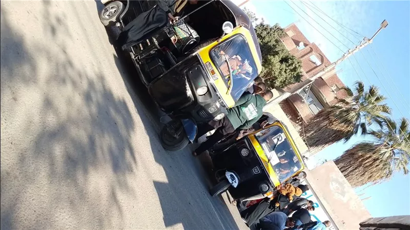 إصابة سيدة وطفلها صدمتهما سيارة مسرعة أثناء عبورهما الطريق بالصف 