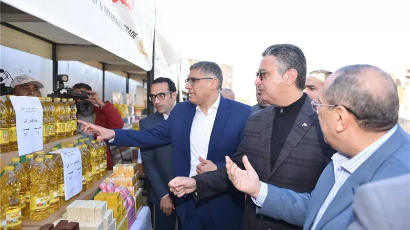  وزير التموين و محافظ الجيزة يفتتحان سوق اليوم الواحد بحدائق الأهرام