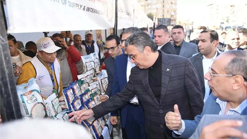 وزير التموين ومحافظ الجيزة يفتتحان سوق اليوم الواحد بمنطقة حدائق الأهرام