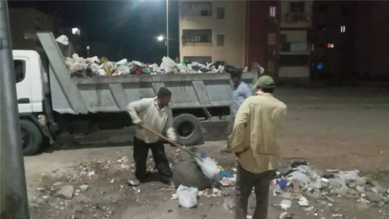 حملات صباحية ومسائية مكثفة لرفع كفاءة النظافة بشوارع حي فيصل