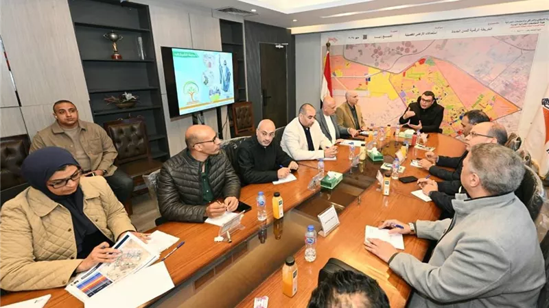 وزير الإسكان يستعرض خطط تطوير الطرق والمحاور بمدينة الشيخ زايد