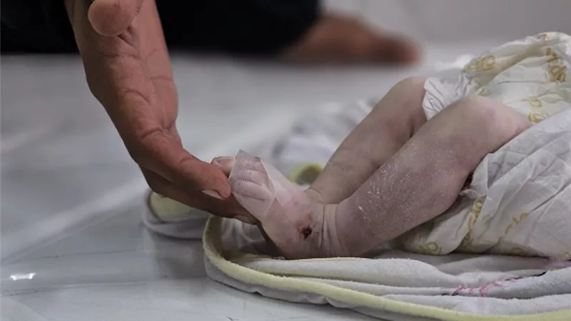 وفاة رضيع عمره 29 يومًا نتيجة انخفاض الحرارة في غزة