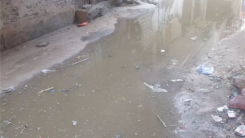 الأزمات تلاحق حي العجمي.. إنهيار المرافق والخدمات والطرق تشعل غضب الأهالي