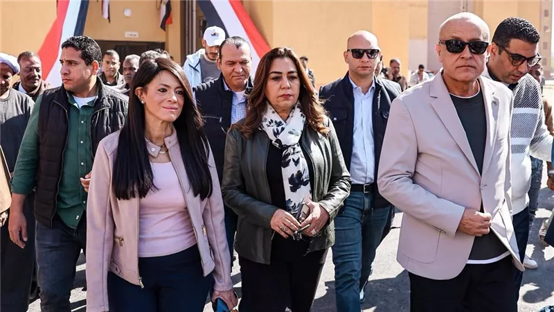 وزيرتا التخطيط والتنمية المحلية ومحافظ الأقصر يشهدون تسليم 100 وحدة سكنية