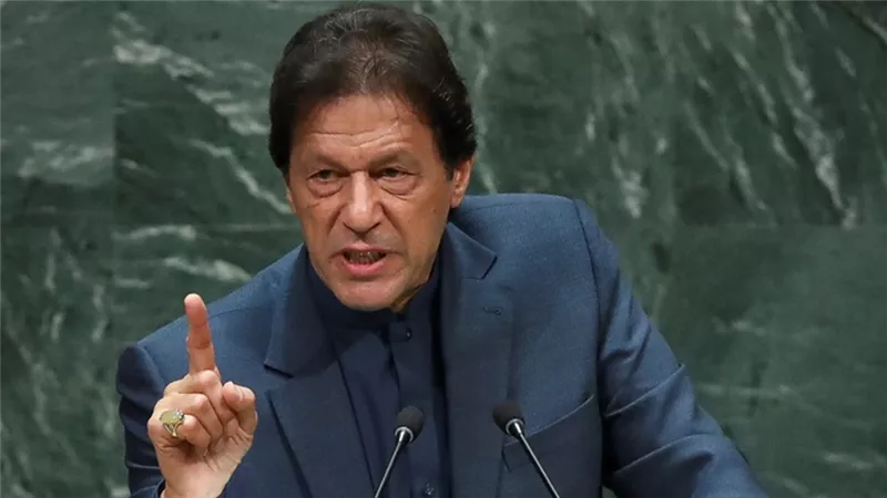 باكستان تحكم على رئيس الوزراء السابق عمران خان وزوجته بالسجن 17 عاما