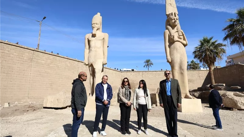 وزيرة التخطيط ووزيرة التنمية المحلية ومحافظ سوهاج يتفقدون قرية النساجين