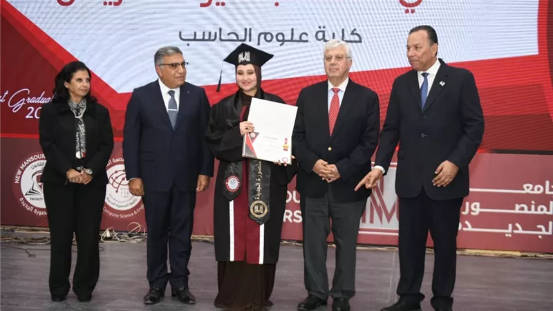 محافظ الدقهلية ووزير التعليم يشهدان تخرج الدفعة الأولى بجامعة المنصورة الجديدة