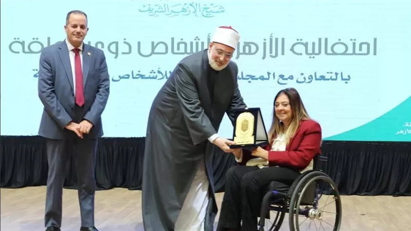 محمد الضويني وكيل الأزهر الشريف يهدي درع الأزهر الشريف للدكتورة إيمان كريم 