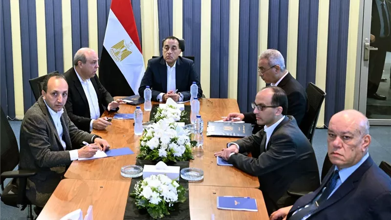 رئيس الوزراء يجتمع مع وزير الطيران لاستعراض استراتيجيات تطوير شركة مصر للطيران