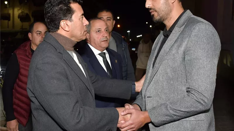 وزير الشباب والرياضة ومحافظ بورسعيد يقدمان واجب العزاء في وفاة السباح يوسف 
