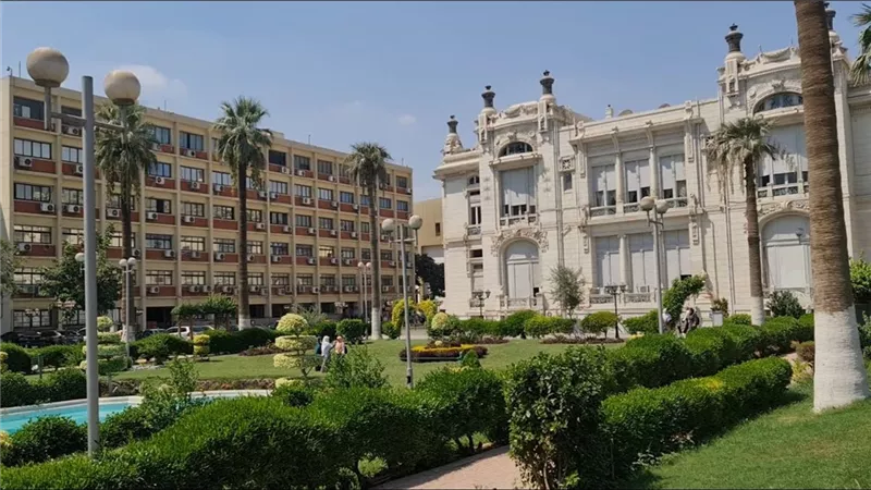جامعة عين شمس تحسم الجدل: المتهم بانتحال صفة طبيب لا ينتمي لنا بأي شكل