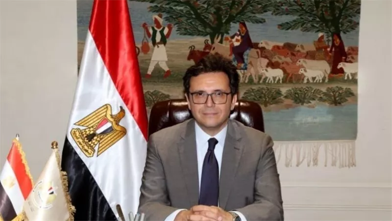 وزير الثقافة يسلم وزير الخارجية 13 خريطة و22 وثيقة و43 اتفاقية تاريخية 