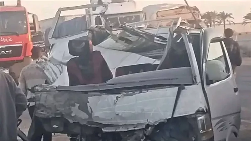 بالأسماء.. مصرع وإصابة 21 شخصا في حادث تصادم مروع على الطريق الصحراوي بالبحيرة