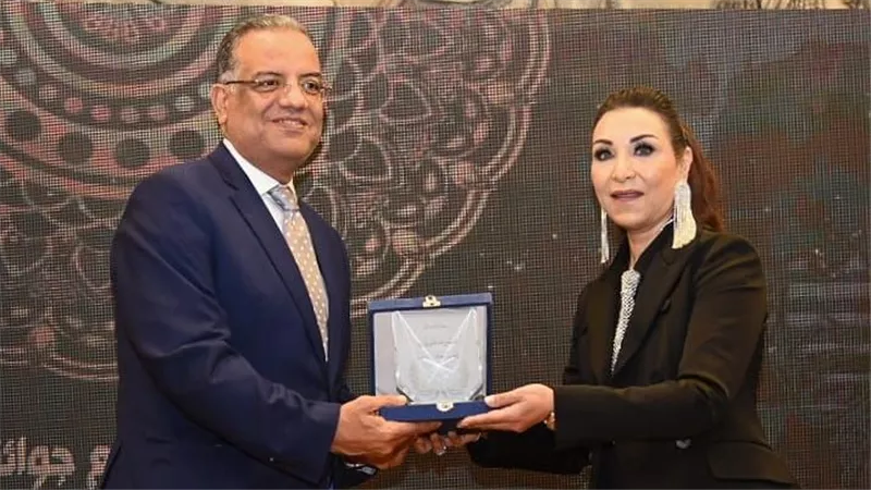 محمود مسلم يحصل على جائزة أفضل كاتب صحفي في مسابقة المحاور مفيد فوزي