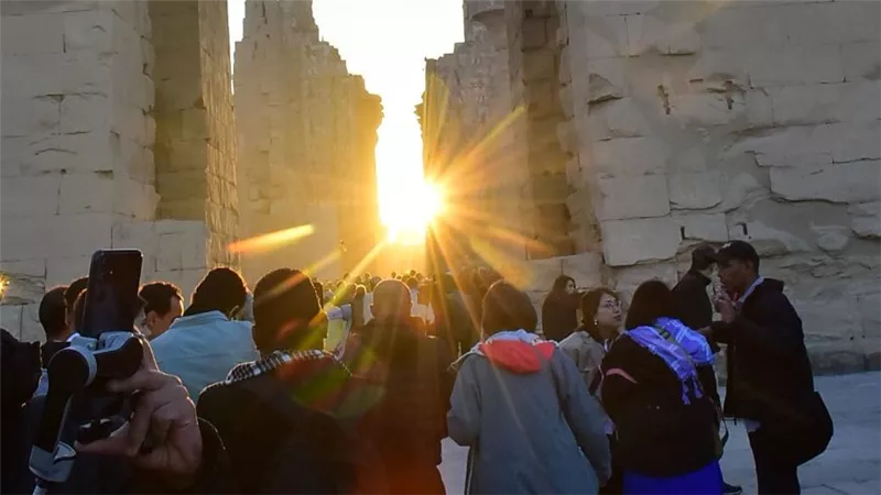 على أنغام الربابة والمزمار… نائب محافظ الأقصر يشهد تعامد الشمس على الكرنك