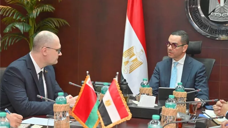 وزير الاستثمار يلتقي سفير بيلاروسيا لتعزيز العلاقات التجارية والاستثمارية