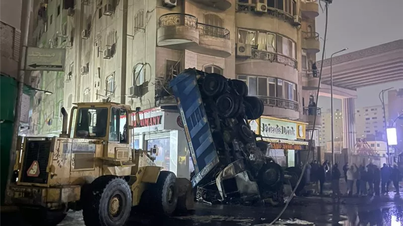 النيران حاصرت السائق حتى وفاته.. شاهد عيان يكشف كواليس انقلاب تريلا بمحور ترسا