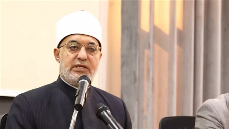 مفتي الجمهورية: المؤسسة الدينية خَطُّ الدفاع الأول في مواجهة الحروب الفكرية
