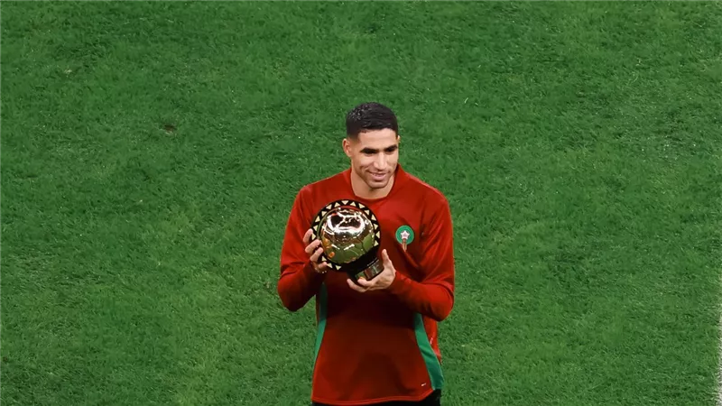 أشرف حكيمي يحتفل في افتتاح أمم إفريقيا المغرب 2025 بجائزة الأفضل بالقارة