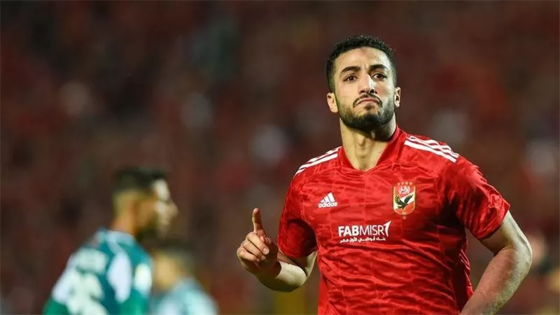 اللاعب محمد عبد المنعم يؤدي مناسك العمرة وينشر صورًا من الحرم المكي 