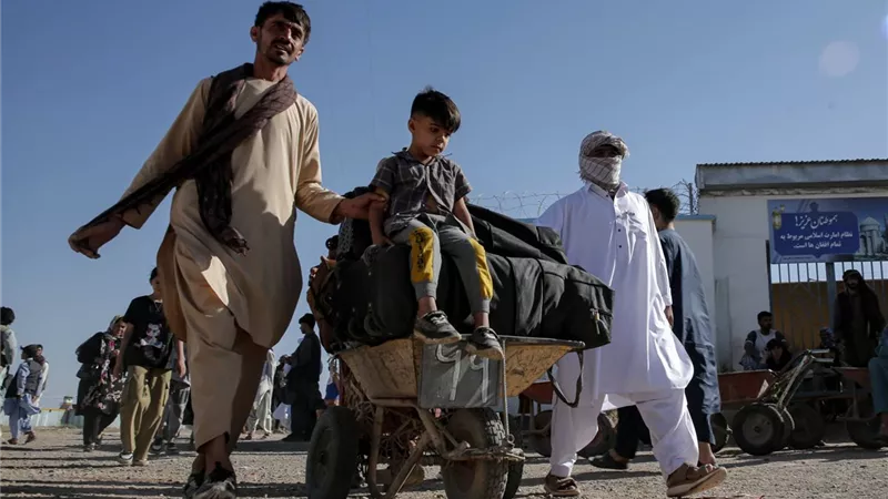 دعوات أممية لإغاثة اللاجئين الأفغان بعد ترحيلهم من إيران وباكستان قسرًا