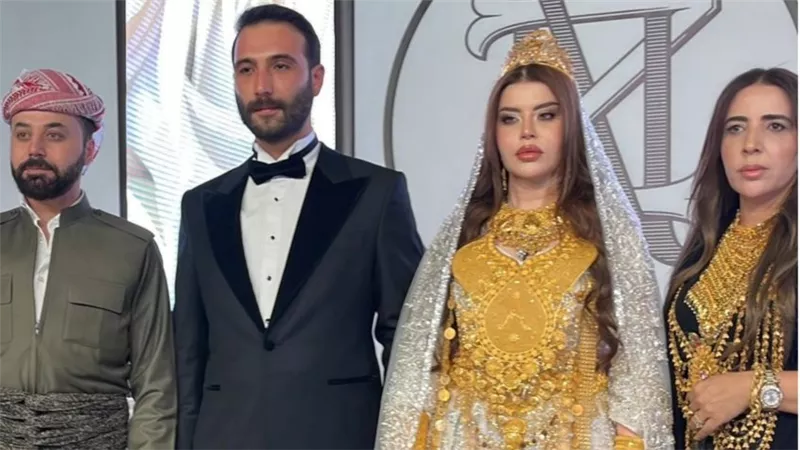 عروس عراقية تضطر للجلوس بسبب ثقل الذهب في حفل زفافها الفخم | صور