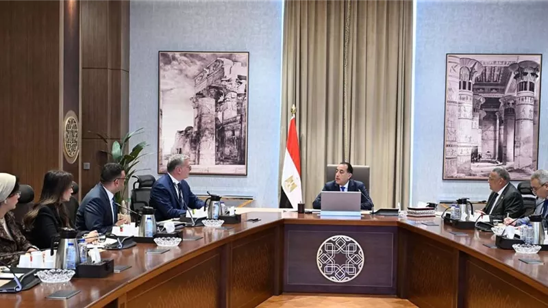 رئيس الوزراء يتابع جهود جذب الاستثمارات للمنطقة الاقتصادية للمثلث الذهبي