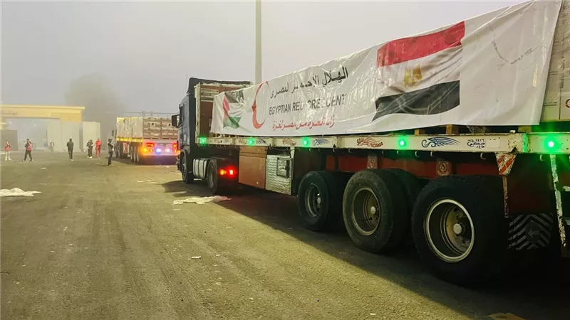 الهلال الأحمر المصري يطلق قافلة «زاد العزة» 195 بحمولة تتجاوز 3 آلاف طن