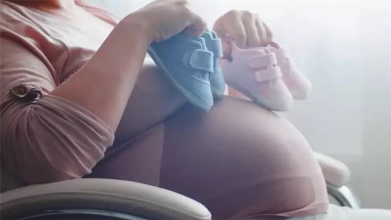 هل يمكن التخطيط للحمل بتوأم ؟ الحقيقة العلمية والعوامل المؤثرة