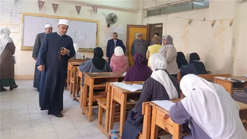 وكيل قطاع المعاهد الأزهرية يتفقد امتحانات النقل بالمرحلة الثانوية