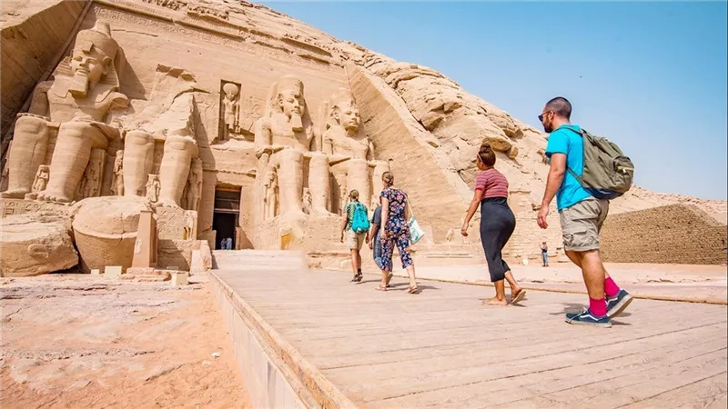 هل تُسهم إضافة 250 ألف غرفة فندقية جديدة في حل مشكلات السياحة؟ 