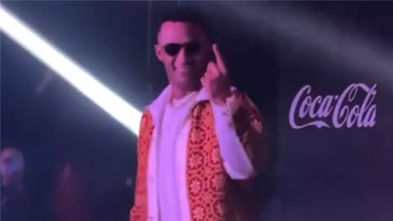 محمد رمضان يرتدي إطلالة تراثية مصنوعة يدويا في حفل المغرب 
