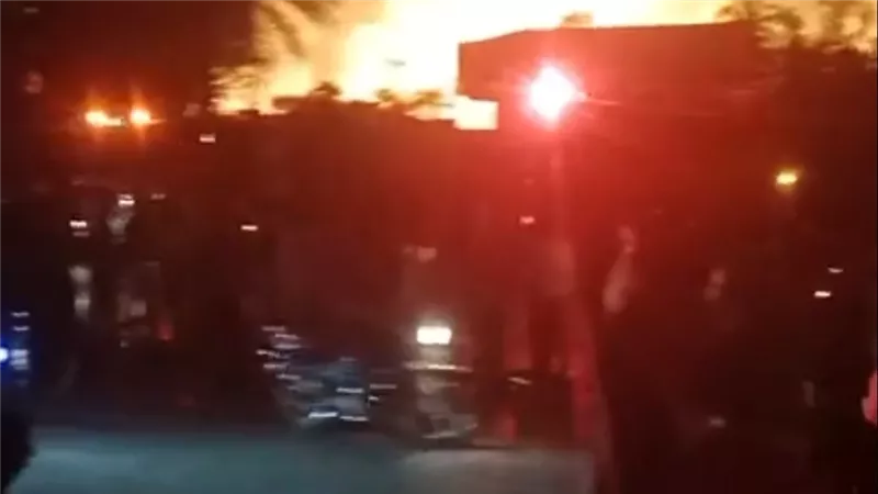 حريق هائل يلتهم مخرن أخشاب ويحيطه بالنيران بمنطقة المرج 