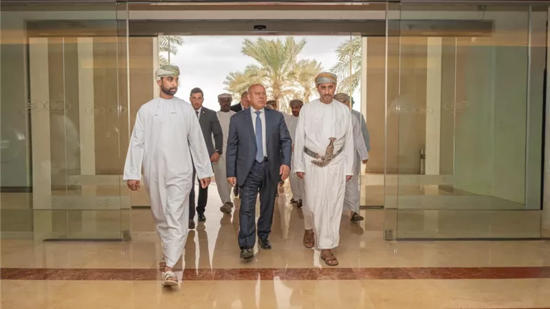 «وزير الصناعة» يزور ميناء صحار والمنطقة الحرة للتعرف على القدرات التصنيعية 