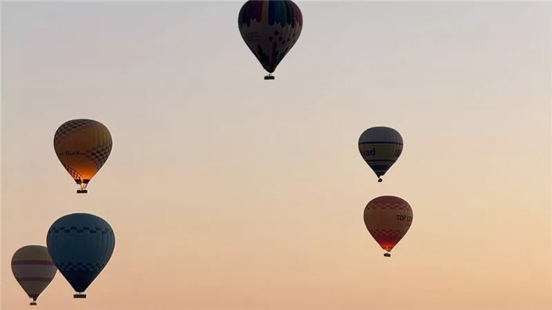 مشهد يخطف الأنظار.. 65 رحلة بالون طائر على متنها 1350 سائحًا تحلق بسماء الأقصر