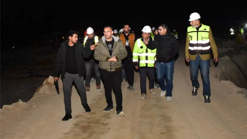 العلمين الجديدة تواصل العمل ليلًا.. رئيس الجهاز يتابع مشروع بحيرات الداون تاون
