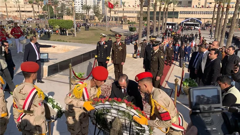 محافظ بورسعيد يضع إكليل الزهور على النصب التذكاري للشهداء