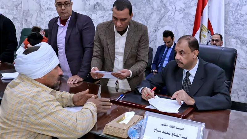 محافظ سوهاج يعقد اللقاء الجماهيري الأسبوعي للاستماع إلى شكاوى وطلبات المواطنين