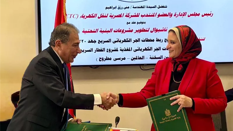 المصرية لنقل الكهرباء توقع عقد خطوط ربط محطات الجر لمشروع القطار 