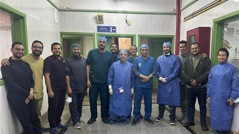 فريق طبي بسوهاج الجامعي ينجح في إجراء جراحة دقيقة لاستئصال ورم سرطاني
