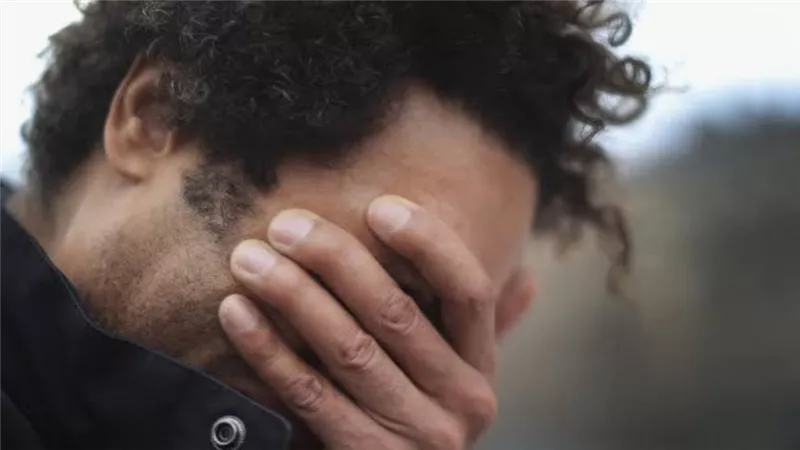 كيف يعبر الرجل عن حزنه: الصمت أم المغامرة بعد الفقد؟