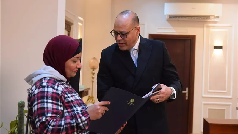 وزيرالعمل يوفر إعانة مالية وفرصة عمل لصاحبة فيديو بيع أبنائها الأربعة