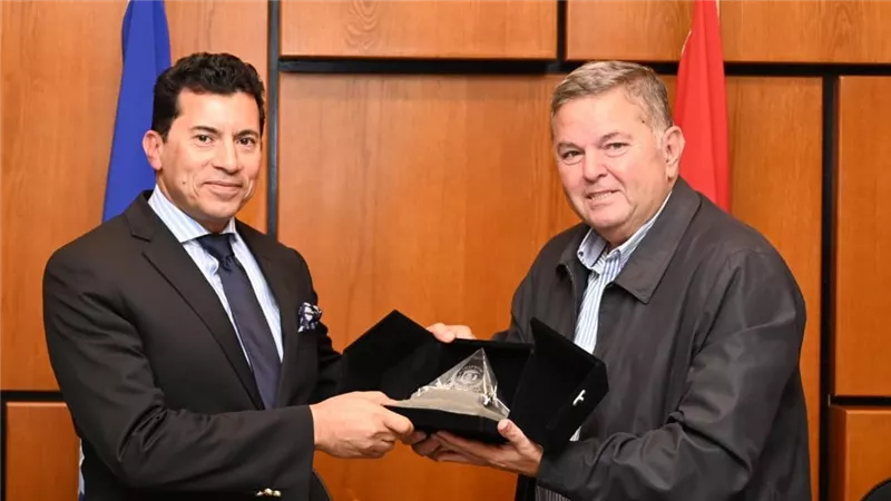 وزير الشباب والرياضة يزور نادي هليوبوليس لتهنئة مجلس الإدارة ويشيد بالنجاح 