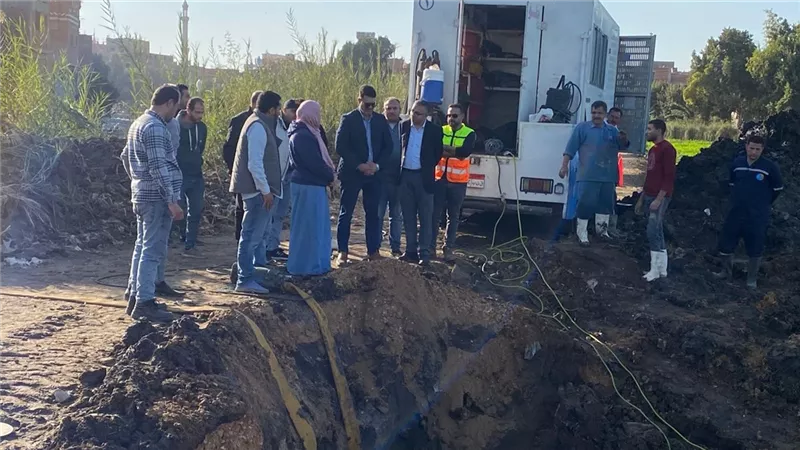 رئيس مياة الشرب بالقليوبية يتابع إصلاح عطل مفاجئ بخط المياه الرئيسي بقليوب 
