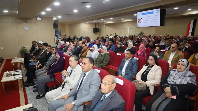 محافظ السويس يتابع جودة الخدمات الصحية ويعزز التواصل مع المواطنين
